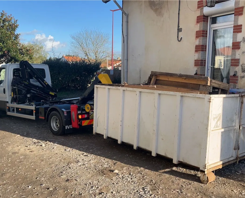 Location benne pour évacuer du bois de palette à Nantes